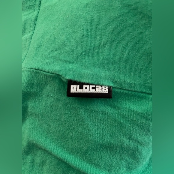 💚RARE Bloc28 By Disney/Artist  Series a collab w/artist Josh Sutterby green tee - Picture 11 of 13